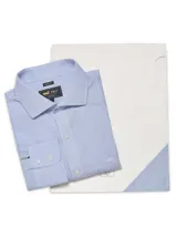 Camisa de manga larga RKF color celeste con rayas finas verticales azul oscuro, de corte regular con cuello italiano, bolsillo frontal en el pecho y cierre de botones.