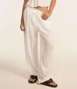 Pantalón recto de viscosa color bordó, con superficie texturizada y lazo ajustable en la cintura.