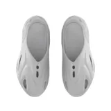 Sandalias tipo zueco o clog, color gris claro, con diseño futurista y orificios de ventilación en la parte superior y puntera.