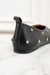 Chatitas de cuero negro con apliques de estrellas plateadas.