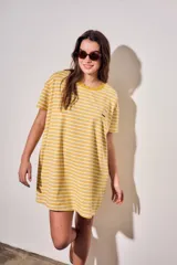 Vestido midi de manga corta con diseño a rayas horizontales amarillas y blancas, cuello redondo y detalle de bordado pequeño en el pecho.