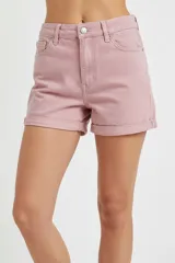 Short de jean de tiro alto en color blanco, con diseño clásico de cinco bolsillos, cierre frontal con botón y ruedo con dobladillo.