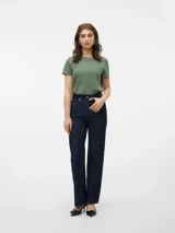 Remera de algodón orgánico con cuello redondo y mangas cortas, de calce regular.
