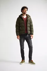 Campera de abrigo negra con capucha, cierre frontal con cremallera y botones a presión, bolsillos laterales con cierre, puños ajustados y logo estampado y en goma.