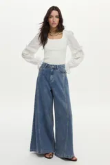 Blusa de rib y popelina color blanco, con calce al cuerpo, escote cuadrado y mangas voluminosas con volados.