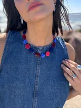 Collar corto con cuentas de cristal checo color rojo, azul y celeste, con cadena de acero quirúrgico y ganchito para regular el largo.