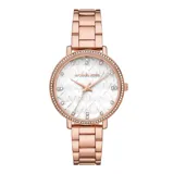 Reloj Michael Kors modelo Pyper, con caja y pulsera de acero inoxidable color oro rosa, esfera blanca con patrón de logos MK en relieve y borde con incrustaciones de strass. Resistente al agua hasta 50 metros.