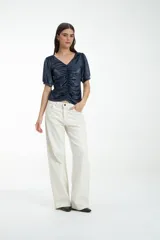 Blusa color borgoña de tela velvet, con escote en V con frunce al frente y mangas abullonadas con puñito.