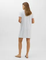 Camisón corto René Rofé de corte recto y textura acanalada, color blanco con estampado floreado en tonos celestes. Con mangas cortas, escote redondo y pechera frontal con abotonadura parcial.