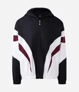 Campera con capucha de estilo deportivo, confeccionada en poliéster con diseño de paneles en colores negro, blanco y bordó. Presenta cierre frontal con cremallera, puños elásticos y bolsillos laterales.