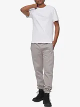 Remera blanca de algodón con cuello redondo y mangas cortas. Presenta un pequeño monograma bordado en el pecho.