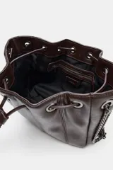 Bolso tipo saca de cuero sintético color marrón oscuro, con diseño fruncido y cierre mediante cordón ajustable. Cuenta con asas de hombro combinadas con cadena metálica y bolsillo interior con cremallera.