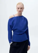 Blusa de manga larga en color azul eléctrico, con diseño asimétrico de un solo hombro con tirante fino y detalle fruncido en el hombro opuesto. Presenta un corte recto con ajuste en la cintura y cierre lateral.