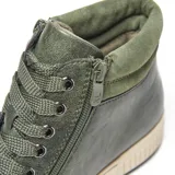 Zapatilla urbana de caña alta color verde militar, con textura de cuero envejecido. Presenta cordones y cierre lateral, y una suela gruesa bicolor en beige y negro.