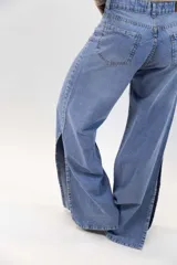 Jean wide leg de tiro alto color azul, con bolsillos laterales y tajo lateral en el bajo de las piernas.