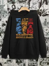 Canguro negro de felpa con capucha y bolsillo delantero. Estampado con personajes de One Piece en colores azul, naranja y rojo, y texto "We are brother" en amarillo.