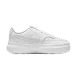 Championes Nike Court Vision Alta de cuero, color blanco, con diseño de plataforma y suela de goma. Presentan el logo de la marca en el lateral y perforaciones en la puntera para mayor ventilación.