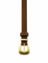 Cinto de cuero color camel con hebilla metálica dorada de diseño clásico y pasador a juego.