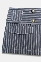 Shorts de tiro bajo a rayas azul marino y blancas, con cinturón ancho decorado con botones metálicos en el frente y bolsillos con solapa.