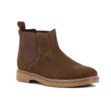 Bota tipo Chelsea de gamuza color marrón, con paneles laterales elásticos y suela de goma con costura decorativa en el borde.