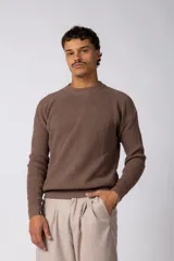 Sweater de tejido de punto acanalado en color azul, con cuello redondo, mangas largas y calce relajado.