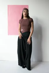 Top negro con estampado gráfico en el frente, corte irregular y mangas cortas.