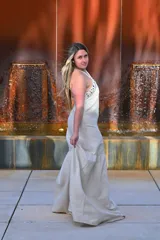 Vestido largo color crudo, con escote halter y detalle de crochet en el cuello.