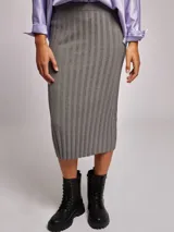 Falda midi gris acanalada de viscosa y poliamida.