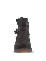 Botines Hush Puppies modelo Galla, confeccionados en descarne gris con suela de goma texturizada, punta redonda y detalle de tira con hebilla lateral.