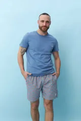 Bermuda de baño con estampado de rayas verticales azules y dibujos de langostas rojas.