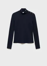 Remera negra de tejido de punto de canalé, con cuello perkins, manga larga y cierre de botones metálicos en el hombro. Corte slim fit.