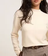 Suéter verde oscuro de punto con cuello alto y mangas largas.