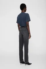 Remera de algodón con efecto lavado, cuello redondo y calce holgado. Presenta un estampado gráfico frontal con una serpiente y el logo de la marca.