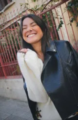 Sweater tejido a mano en lana merino color crudo, con cuello redondo y diseño de abejas bordadas en el frente.