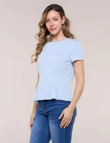 Remera básica de manga corta y cuello redondo, color beige, con detalle de alforzas verticales en el frente que aportan estructura.