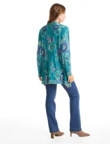 Cardigan abierto de punto, marca Ruby Rd, con diseño estampado de flores y guardas decorativas en los bordes frontales y puños. Presenta mangas largas y una silueta relajada sin botones.