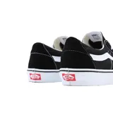 Championes Vans SK8 Low negros con la franja lateral blanca y cordones blancos.