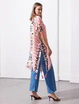 Kimono tejido con estampado de rayas azules y blancas, mangas amplias estilo japonés y terminación de ruedo con borlas azules.