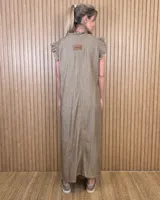 Vestido midi verde militar de rayas verticales blancas, con cuello alto con volados, mangas cortas con volados y cierre frontal completo de botones.