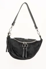 Cartera tipo bandolera de tamaño pequeño, confeccionada en material sintético con textura de gamuza en color marrón topo. Presenta un diseño semicircular con cierre superior, herrajes metálicos plateados y una correa larga ajustable de cinta técnica.