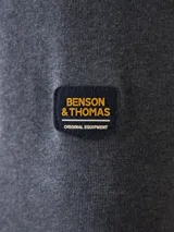 Campera tipo fleece de Benson & Thomas, con cierre frontal completo, cuello alto y textura acolchada en el panel frontal. Posee puños y ruedo acanalados.