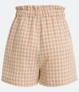 Short tipo clochard de tiro alto confeccionado en tejido tweed con estampado cuadrillé en tonos beige y crema. Presenta cintura elástica, bolsillos laterales y detalle de botones metalizados frontales.