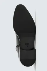 Bota de cuero negro con diseño minimalista, punta fina, cierre lateral con cremallera y tacón bajo.