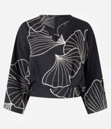 Blusa negra con estampado de hojas en color crema, escote en V y mangas 7/8.