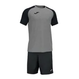 Conjunto deportivo Joma compuesto por una remera de manga corta con diseño bicolor en gris y negro, y un short negro a juego. Ambas piezas presentan el logo de la marca estampado.