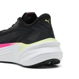 Championes de running Puma Maxima Pro, color negro con entresuela blanca de tecnología PROFOAM y detalles en fucsia y amarillo neón.