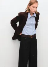 Jean de corte barrel y diseño balloon, con tiro medio y cinco bolsillos. Presenta parches decorativos y cierre de botones.