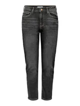 Jean mom fit con calce girlfriend, color negro lavado, con tiro medio, cierre frontal con botón y bolsillos laterales y traseros.