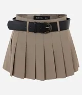 Short pollera de sastrería marca Blue Steel, color marrón, con diseño plisado de tablas, tiro alto y estilo colegial. Incluye un cinturón negro de cuero sintético con hebilla metálica.