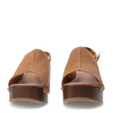 Sandalias de gamuza marrón con plataforma y taco grueso con acabado de efecto madera. Capellada envolvente de punta abierta, pulsera ajustable al tobillo y detalles de tachas metálicas doradas.